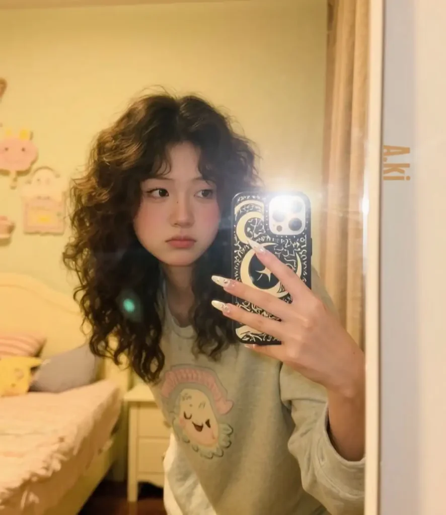 Half-up half-down Japan curly hair style — Japanese woman with curly hair in elegant half-updo