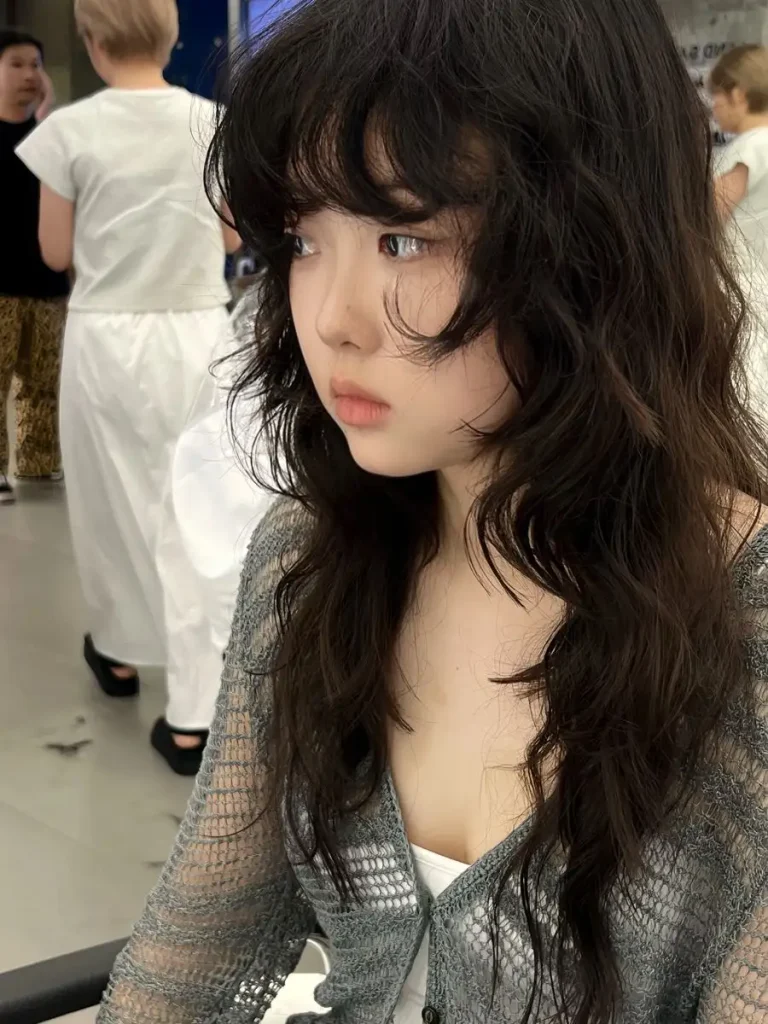 Japan curly hair lob — long bob with beautiful curl texture on Japanese woman