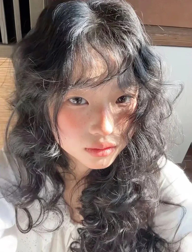 Japan curly hair for women over 40 — flattering Japanese curly hairstyle for mature women