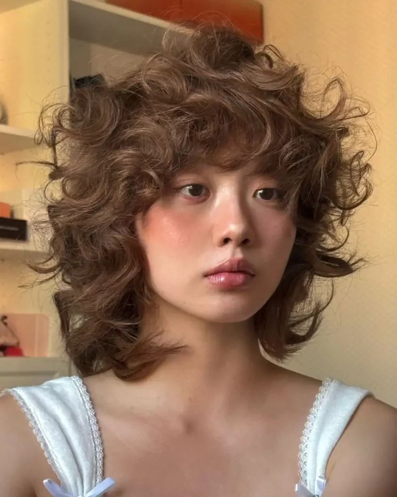 Japan curly hair inspiration 2026 — voluminous curly hairstyle on Japanese woman